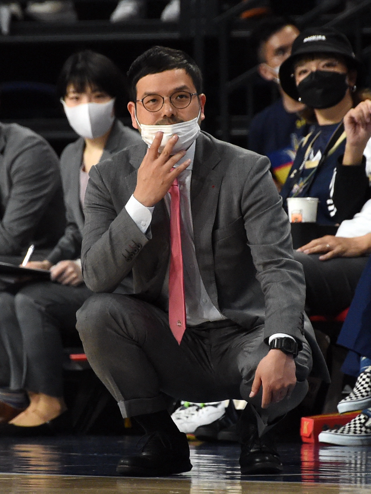 戦況を見守る前田HC