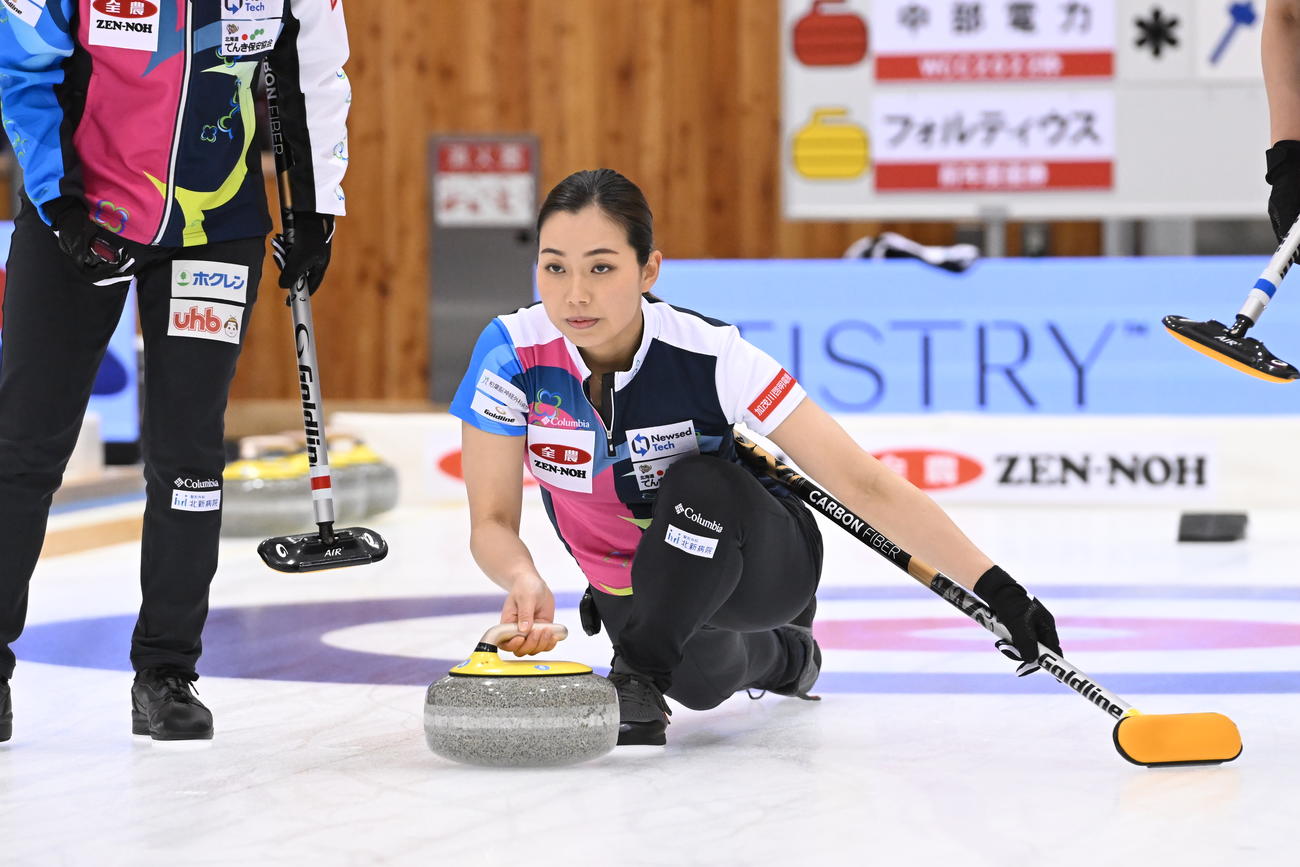 ストーンを投じるフォルティウスの近江谷杏菜（C）JCA IDE