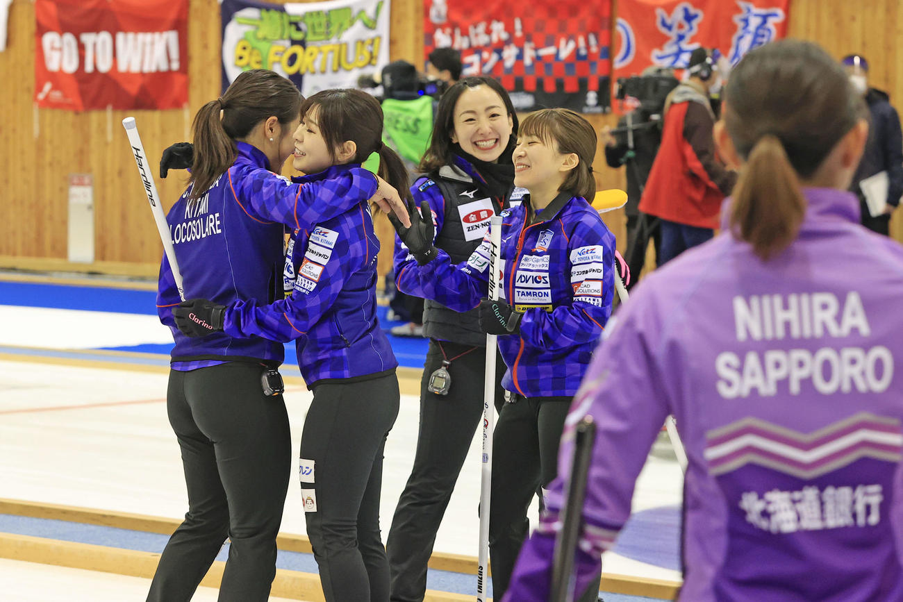 北海道銀行に勝利し決勝進出を決め、喜ぶロコ・ソラーレ。左から吉田知、吉田夕、藤沢、鈴木（代表撮影）