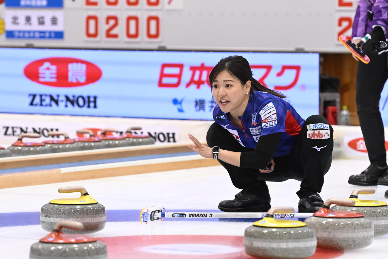 ストーンの行方を見守る吉田知那美（C）JCA IDE