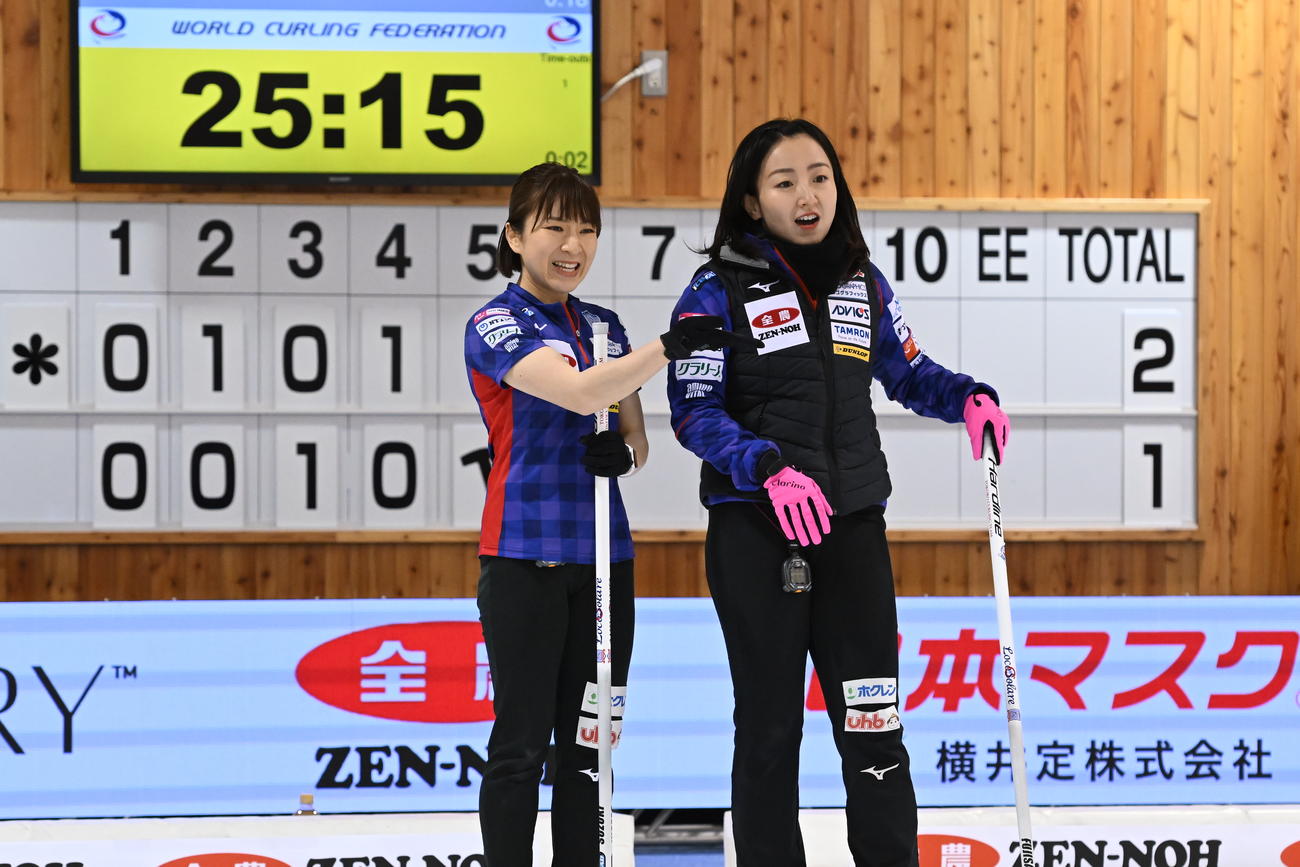 ロコ・ソラーレのセカンド鈴木夕湖（左）とスキップ藤沢五月（C）JCA IDE