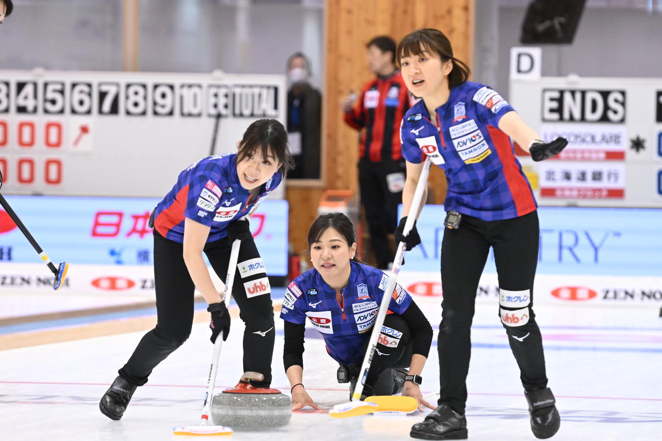 ロコ・ソラーレの左から吉田夕梨花、吉田知那美、鈴木夕湖（C）JCA IDE