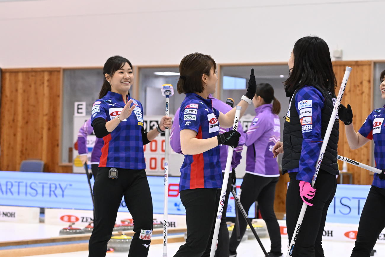 ハイタッチするロコ・ソラーレメンバー（C）JCA IDE