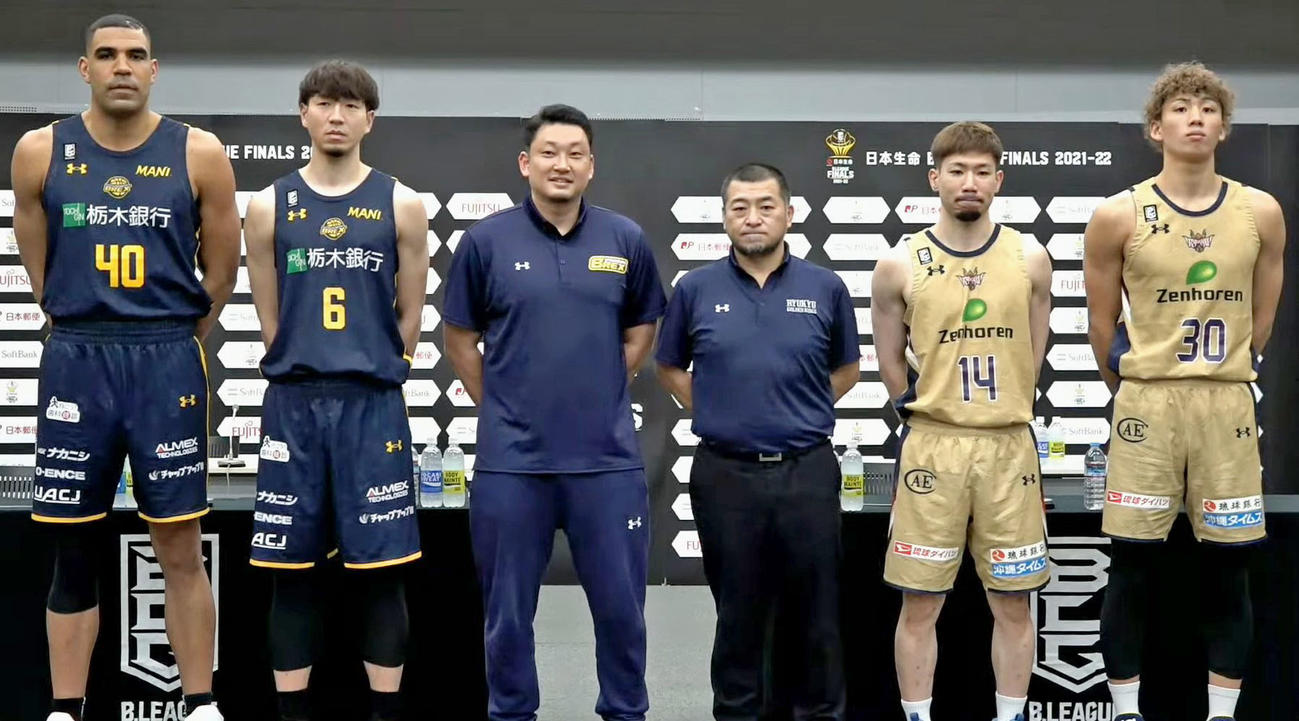 バスケットボール男子BリーグのCS決勝を前に、記念撮影する琉球と宇都宮の選手ら（共同）