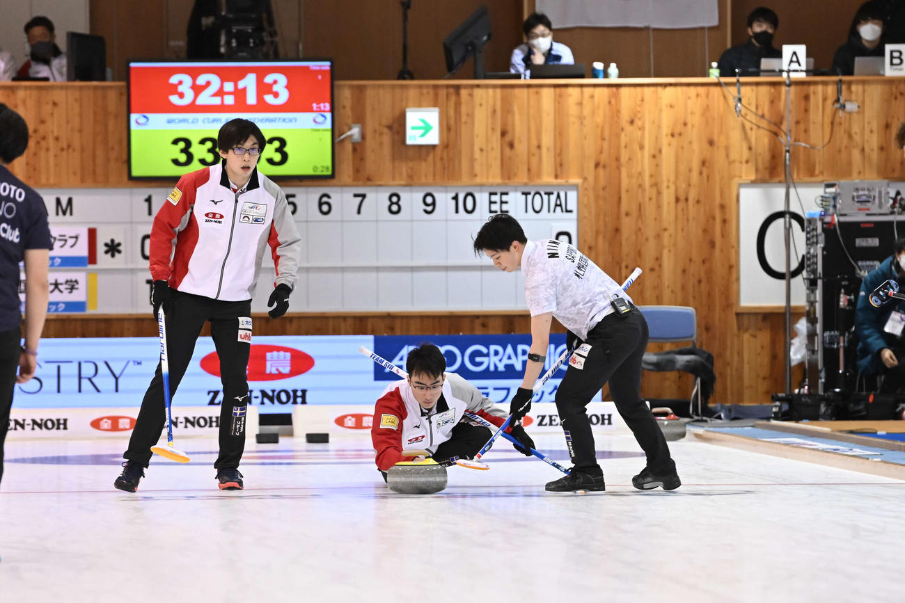 ストーンを投じる札幌国際大の青木豪（中央）（C）JCA IDE