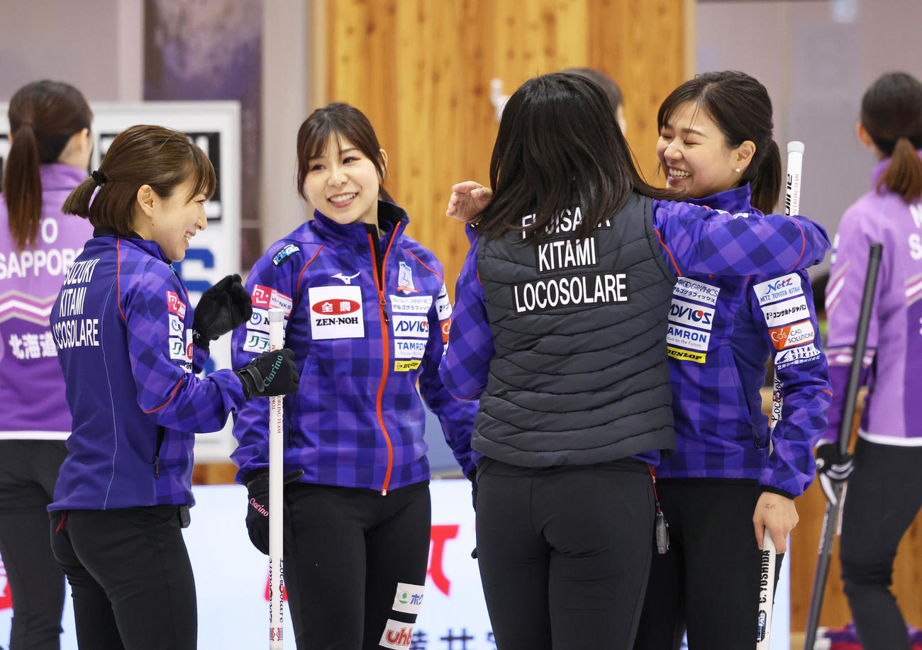 北海道銀行を下して決勝進出を決め、笑顔を見せるロコ・ソラーレの、右から吉田知、藤沢、吉田夕、鈴木（代表撮影）