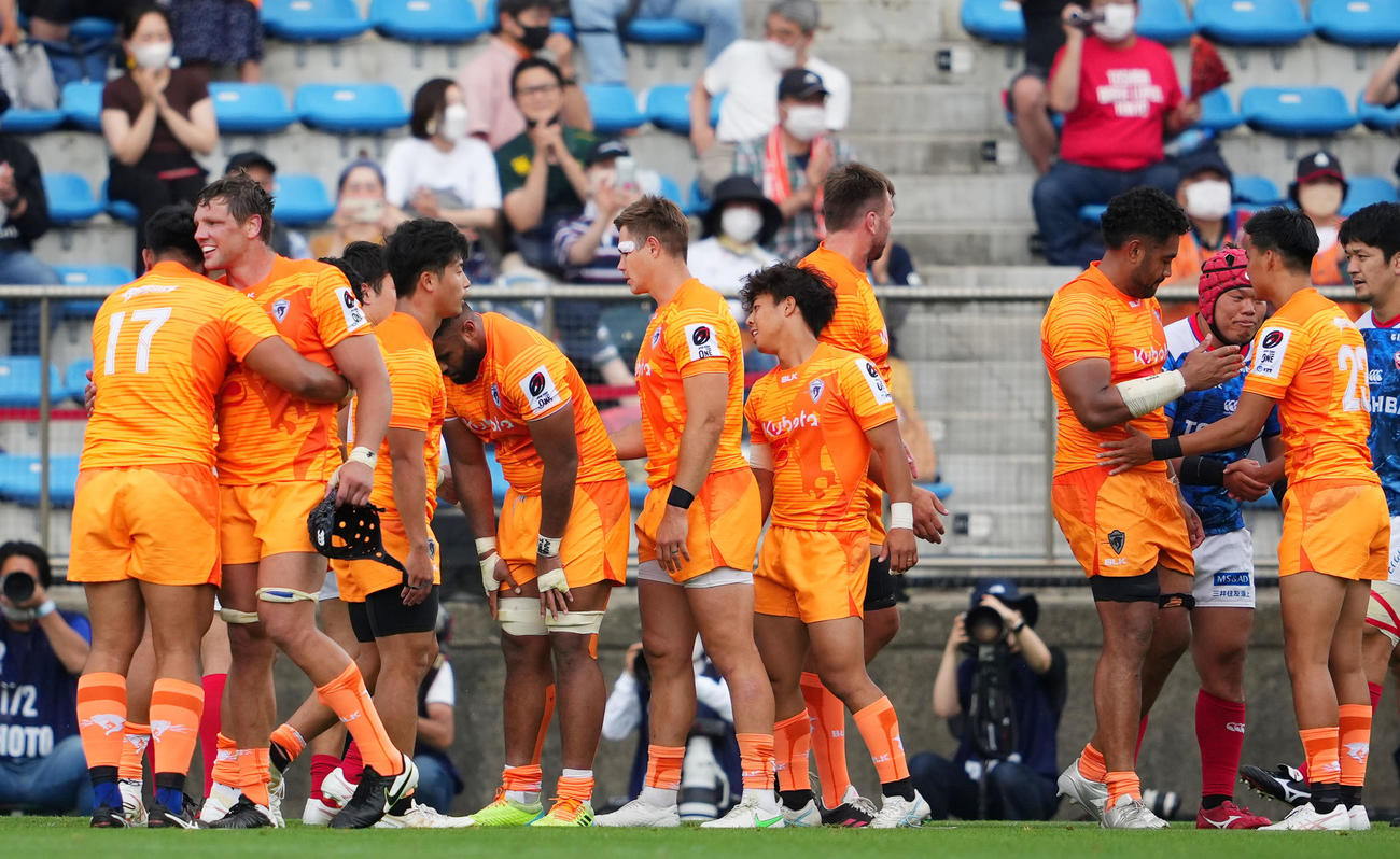 BL東京に勝利しタッチを交わす東京ベイの選手たち（撮影・横山健太）