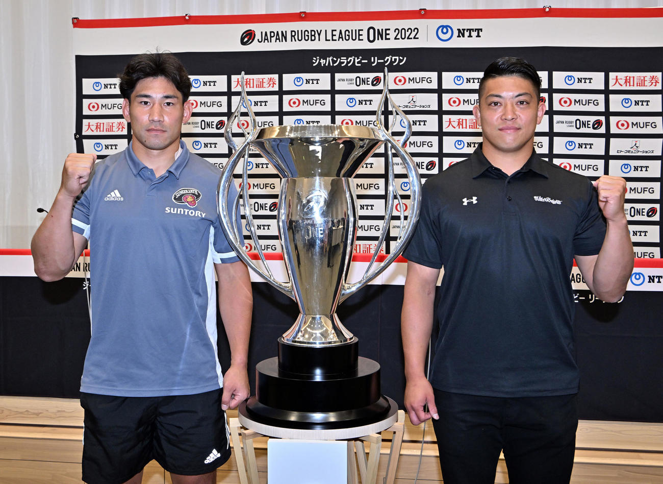 決勝戦の前日記者会見でポーズをとる東京SG中村亮土（左）と埼玉坂手淳史（代表撮影）