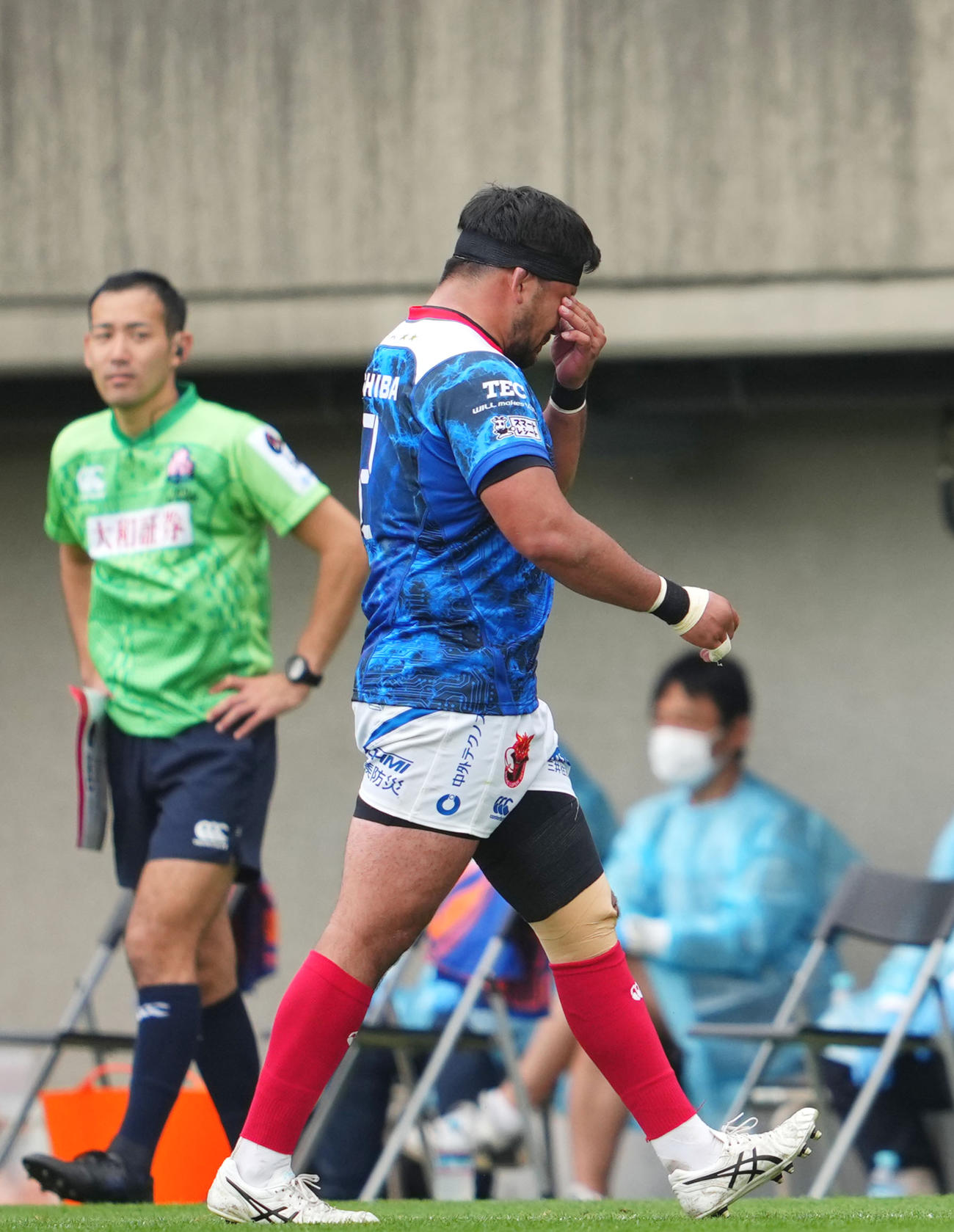 後半途中で交代し涙を流すBL東京フッカー森太志（撮影・横山健太）