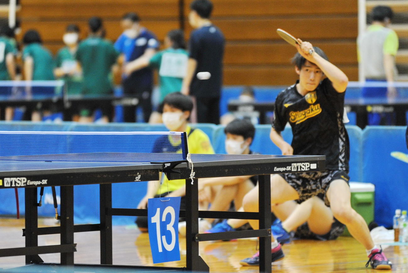 レシーブする静岡学園の田中
