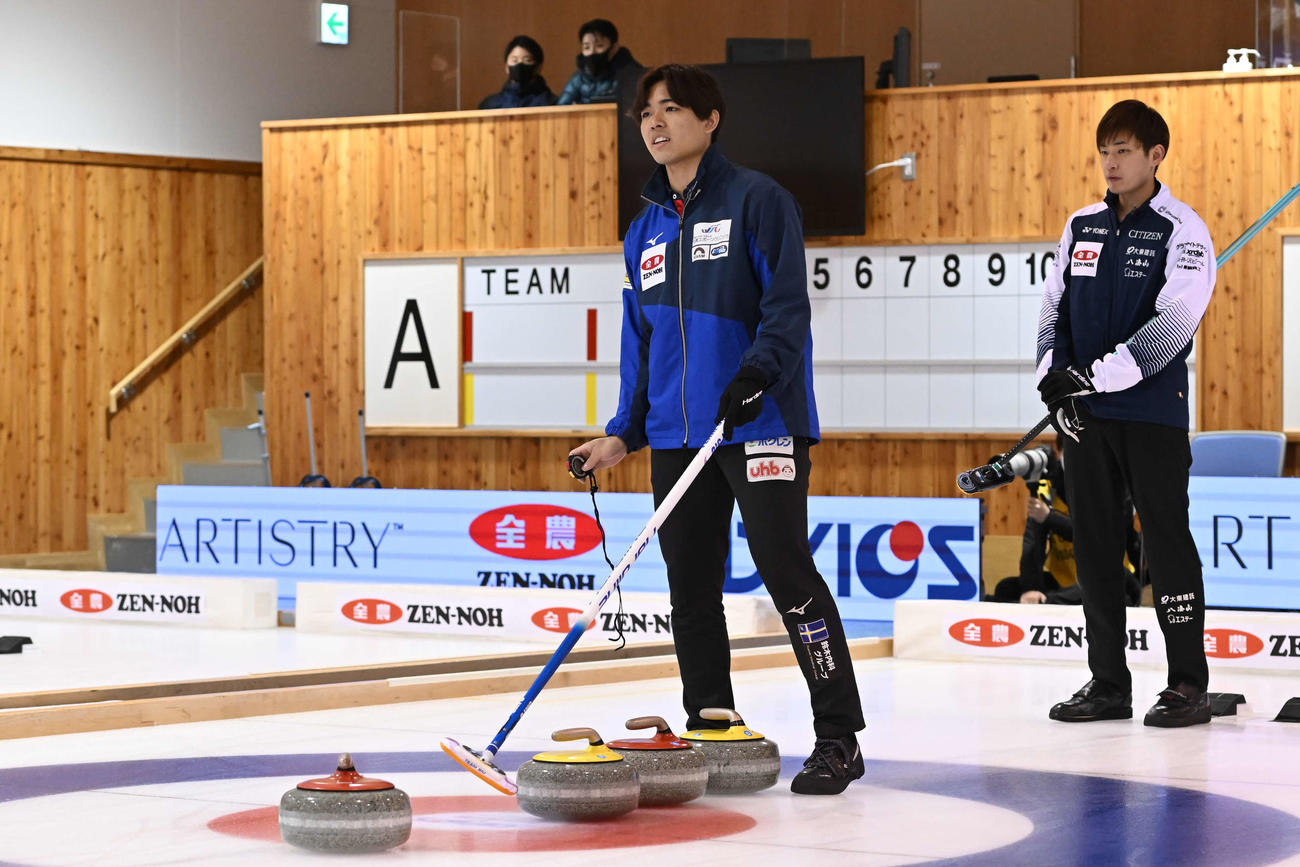 指示を送る札幌国際大のスキップ佐藤。右はSC軽井沢クの柳沢（C）JCA IDE