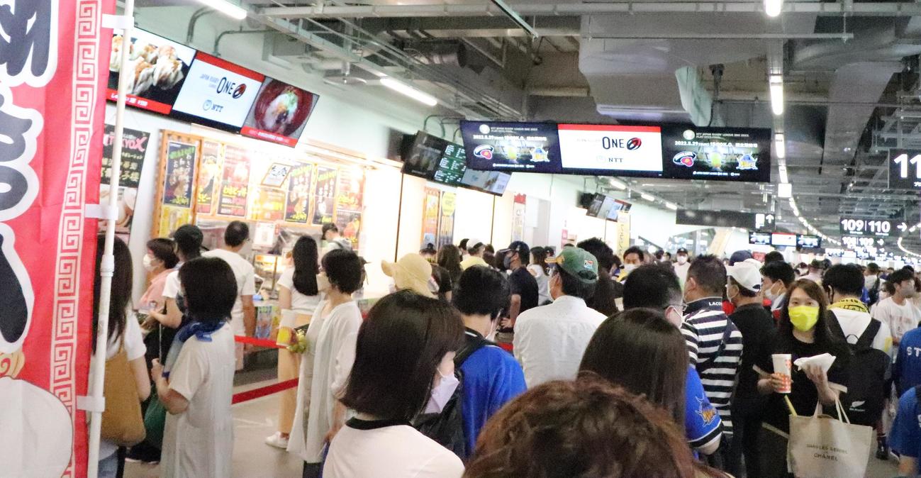 「リーグワン」決勝が行われる国立競技場内で飲食を買い求める観客（撮影・藤塚大輔）