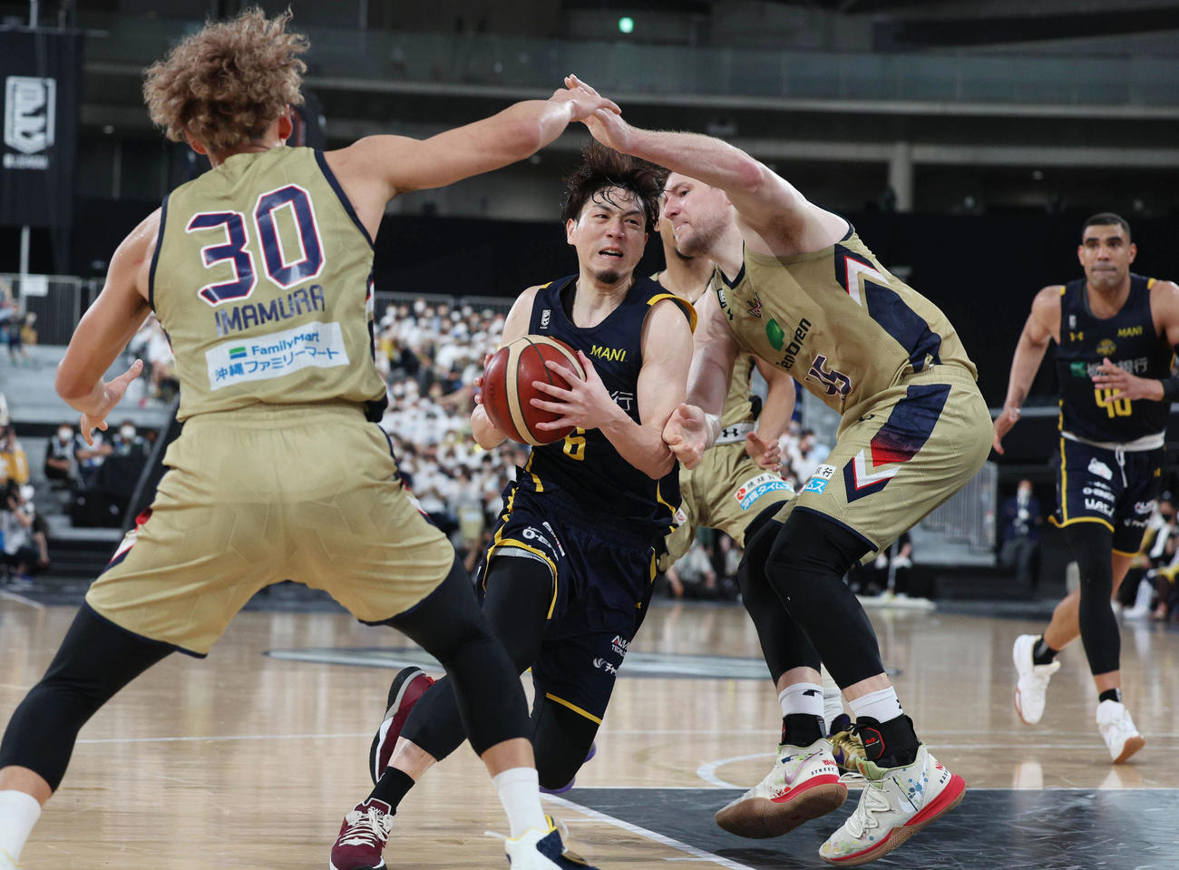 第4Q、攻め込む宇都宮ブレックスの比江島慎（代表撮影）