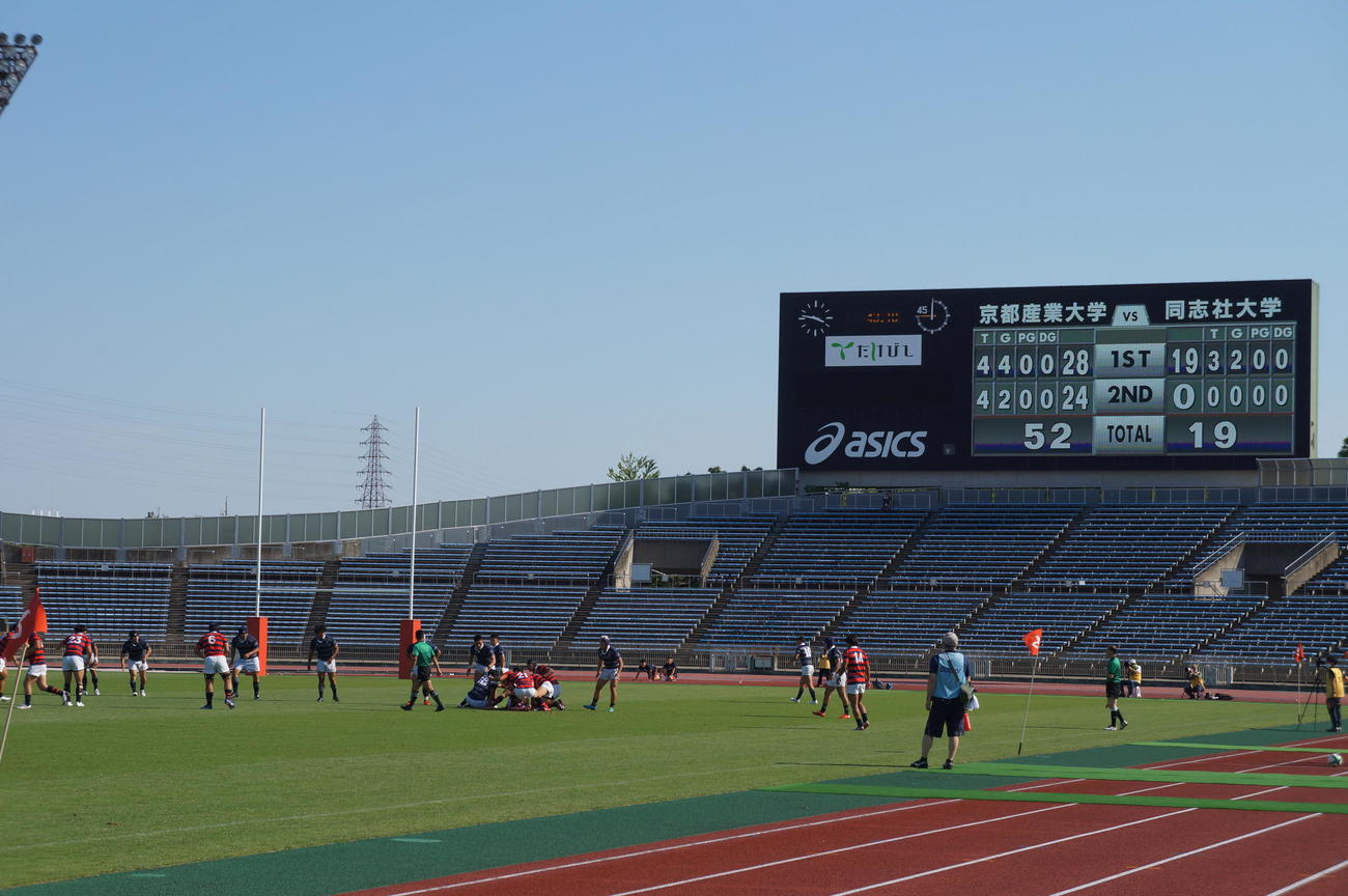 試合終了間際、同大陣内へ攻め込む京産大（撮影・益子浩一）2022年5月29日