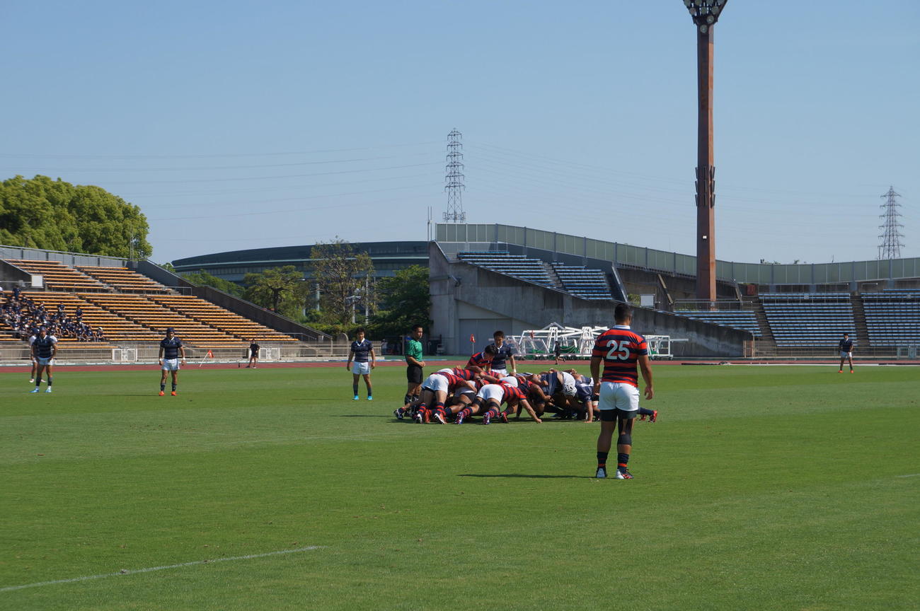 スクラムを組む同大（右奥）と京産大のメンバー