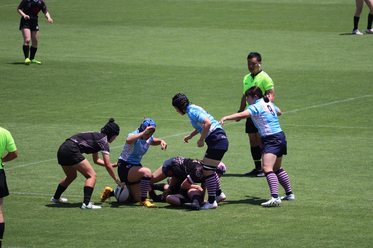 試合中もみあう青ジャージの神戸ファストジャイロと黒ジャージの京都ジョイナス（撮影・竹本穂乃加）