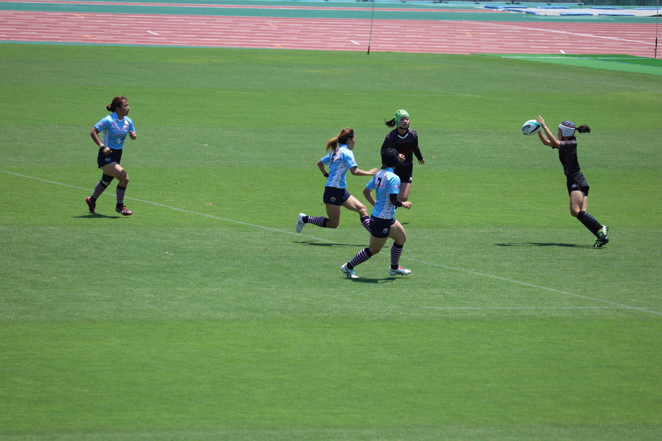 フィールドを駆ける青ジャージの神戸ファストジャイロと黒ジャージの京都ジョイナス（撮影・竹本穂乃加）