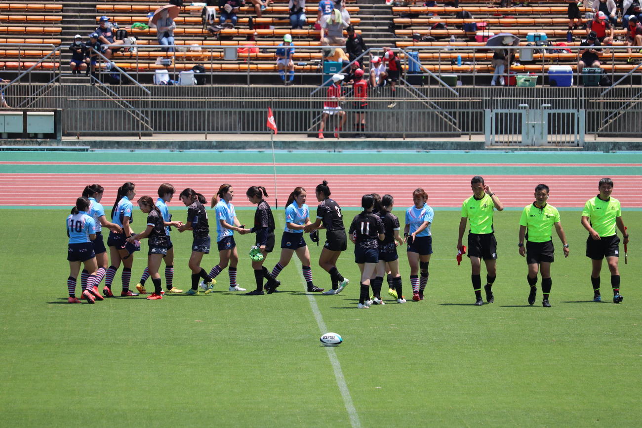 試合終了後、握手を交わす神戸ファストジャイロと黒ジャージの京都ジョイナス（撮影・竹本穂乃加）