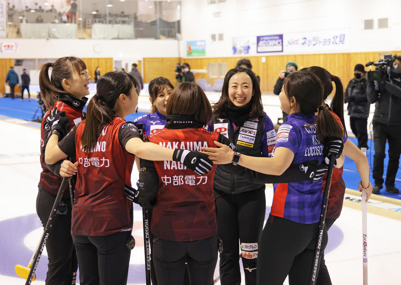決勝戦を終え、健闘をたたえ合うロコ・ソラーレのスキップ藤沢五月（右から3人目）、中部電力の北沢育恵（左端）ら両チームの選手たち（代表撮影）