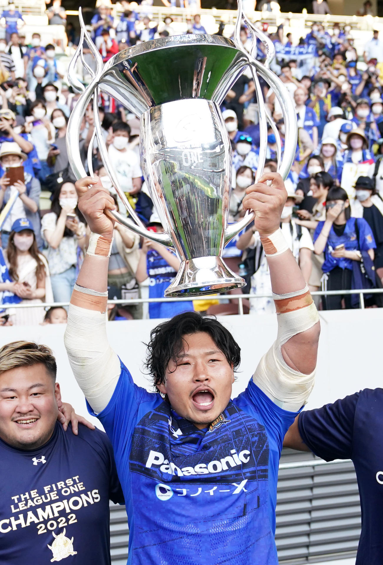 SG東京対埼玉　優勝トロフィーを手に雄たけびを上げる埼玉プロップ稲垣（撮影・横山健太）
