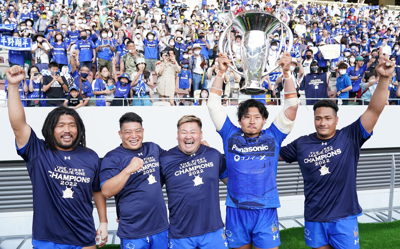 SG東京対埼玉　初代王者に輝き笑顔を見せる、左から埼玉フッカー堀江、フッカー坂手、プロップ平野、プロップ稲垣、プロップのアサエリ愛（撮影・横山健太）