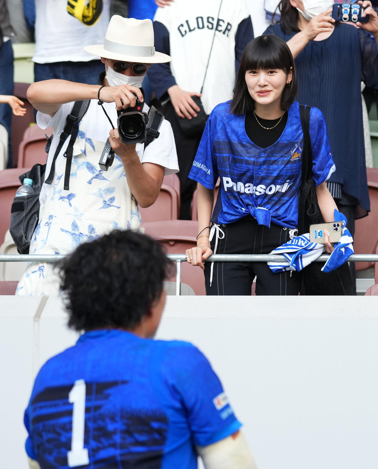 SG東京対埼玉　試合後、埼玉プロップ稲垣（手前）と言葉を交わす新井貴子（撮影・横山健太）