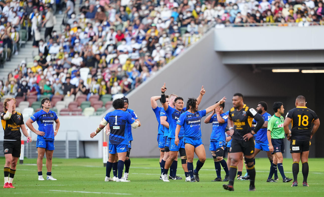 SG東京対埼玉　SG東京に勝利しリーグワン初代王者に輝き歓喜する埼玉の選手たち（撮影・横山健太）