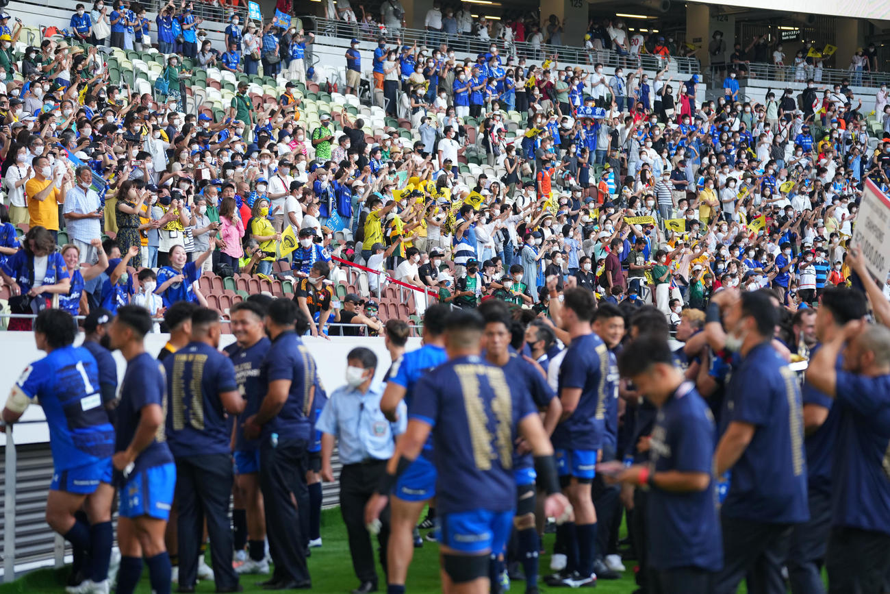 SG東京対埼玉　試合後、声援を送るファン（撮影・横山健太）