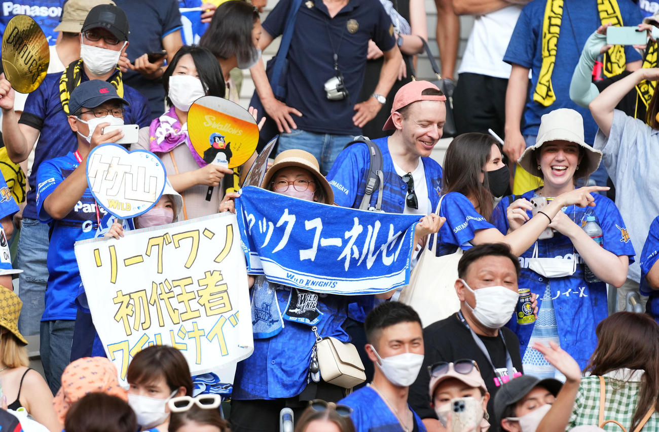 SG東京対埼玉　試合後、声援を送るファン（撮影・横山健太）