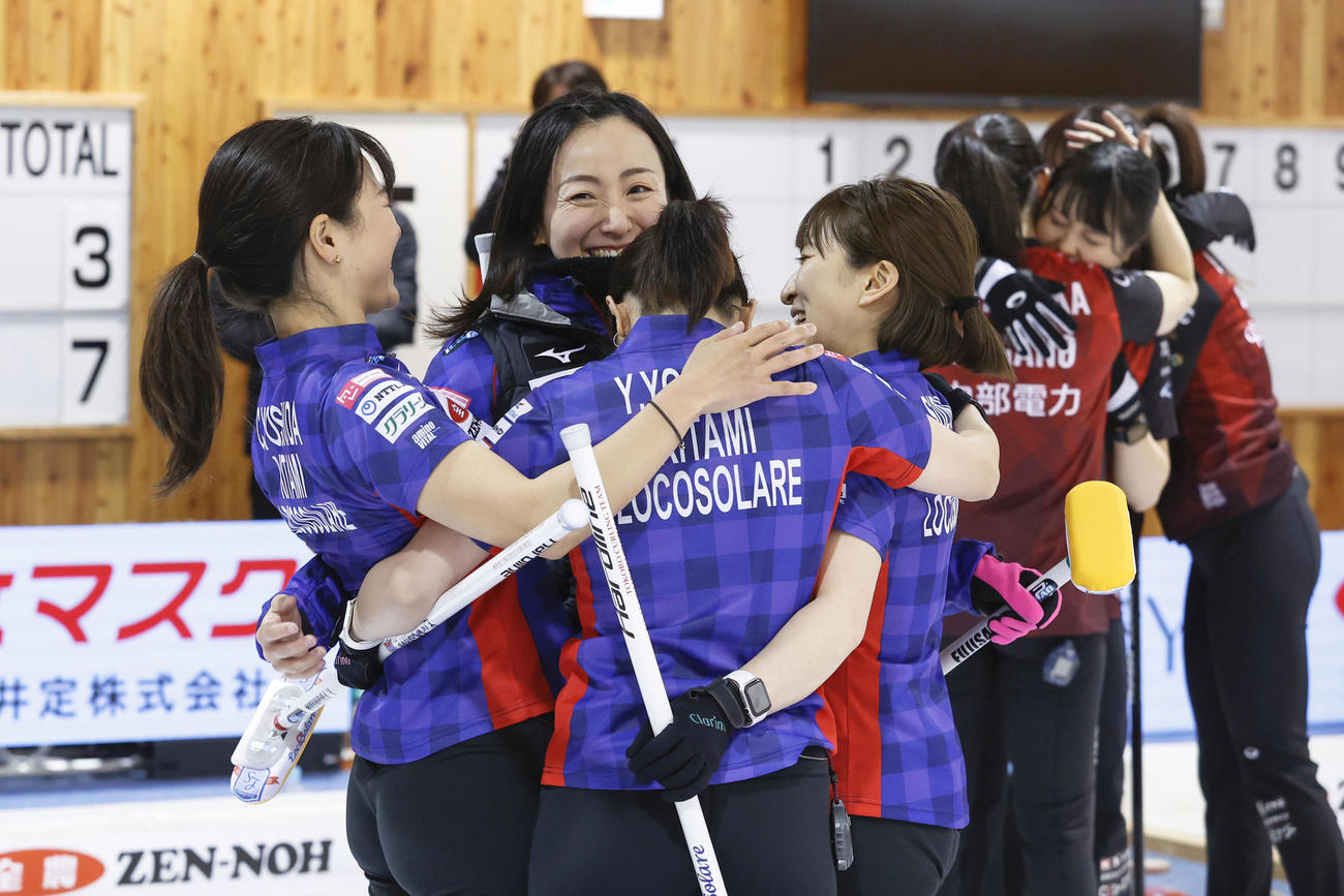 優勝し、抱き合って喜ぶロコ・ソラーレの（左から）吉田知那美、藤沢五月、吉田夕梨花、鈴木夕湖（代表撮影）