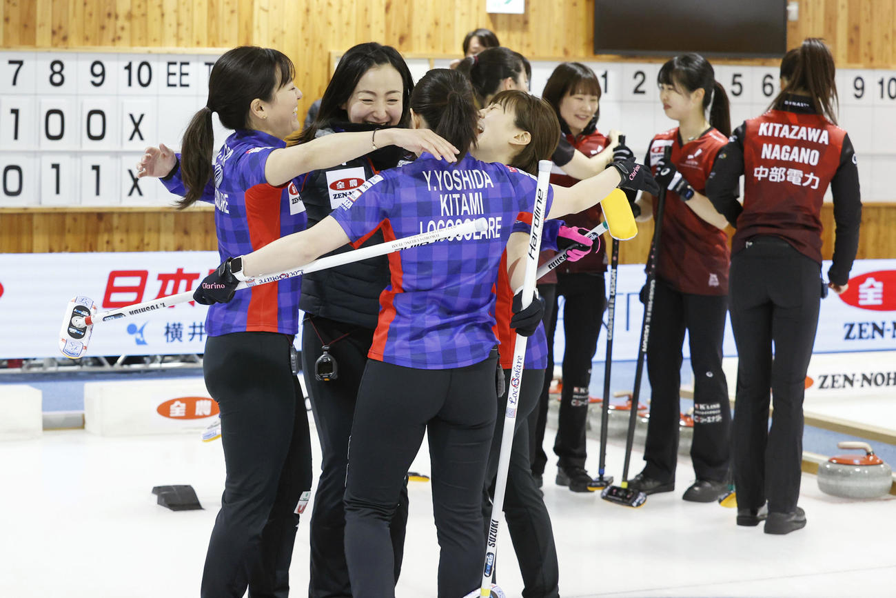 優勝し、抱き合って喜ぶロコ・ソラーレの（左から）吉田知那美、藤沢五月、吉田夕梨花、鈴木夕湖（代表撮影）