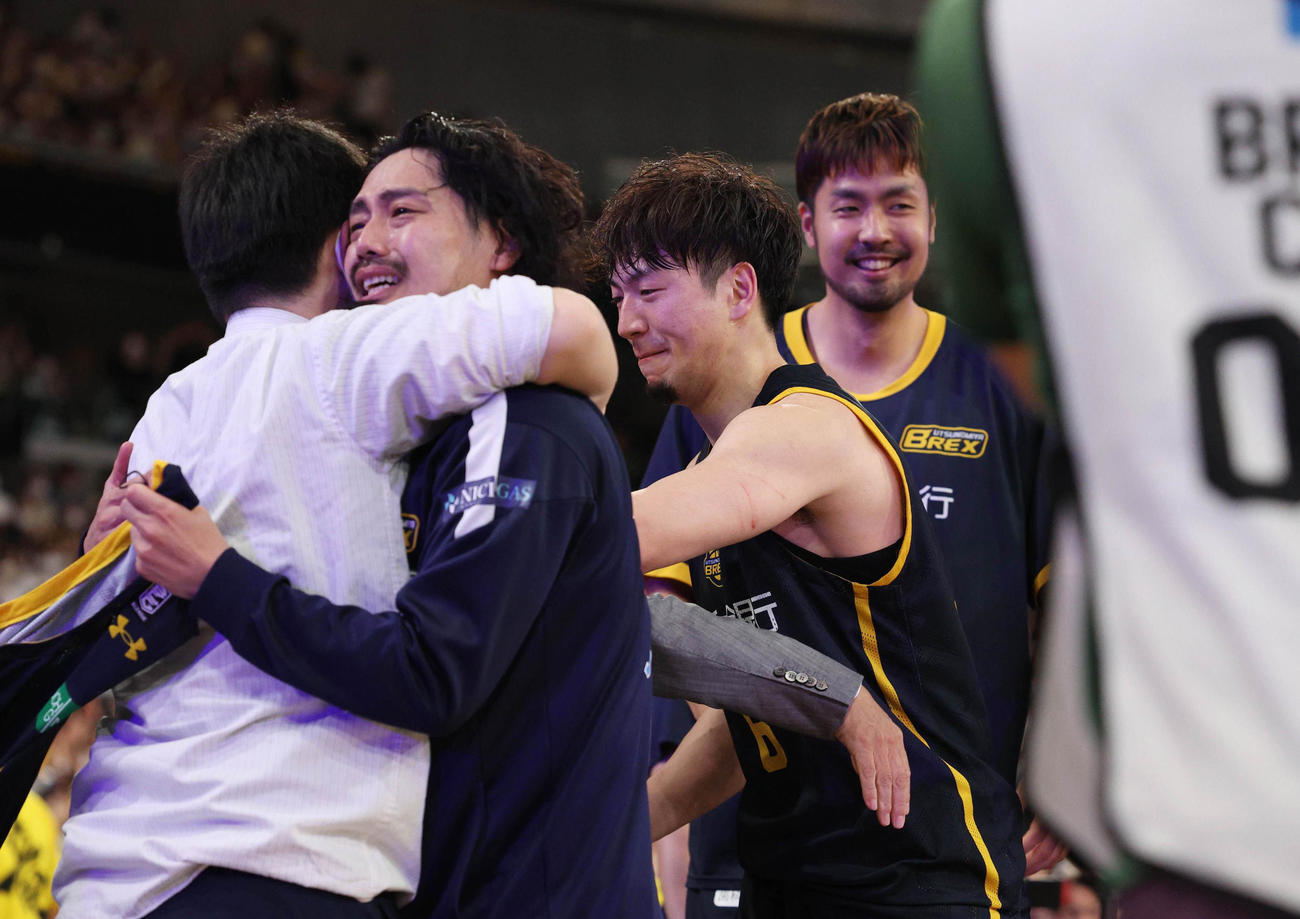 優勝し、宇都宮ブレックスの選手らと喜ぶ比江島慎（左から3人目）（代表撮影）