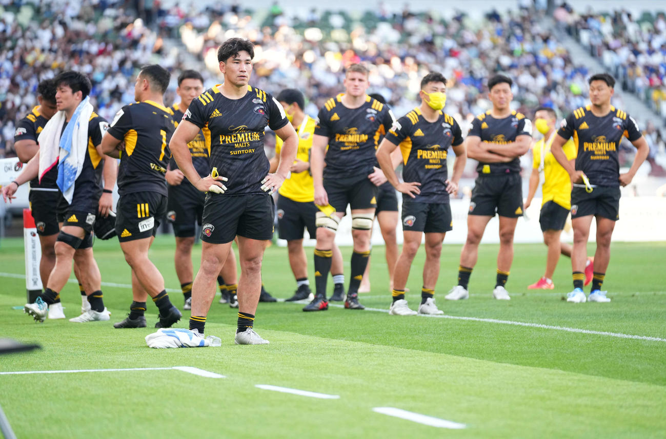 SG東京対埼玉　試合に敗れ肩を落とすCTB中村（手前）らSG東京の選手たち（撮影・横山健太）