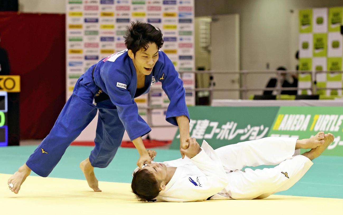 体重別選手権、男子60キロ級決勝で高藤直寿（右）に出足払いで一本勝ちした古賀玄暉