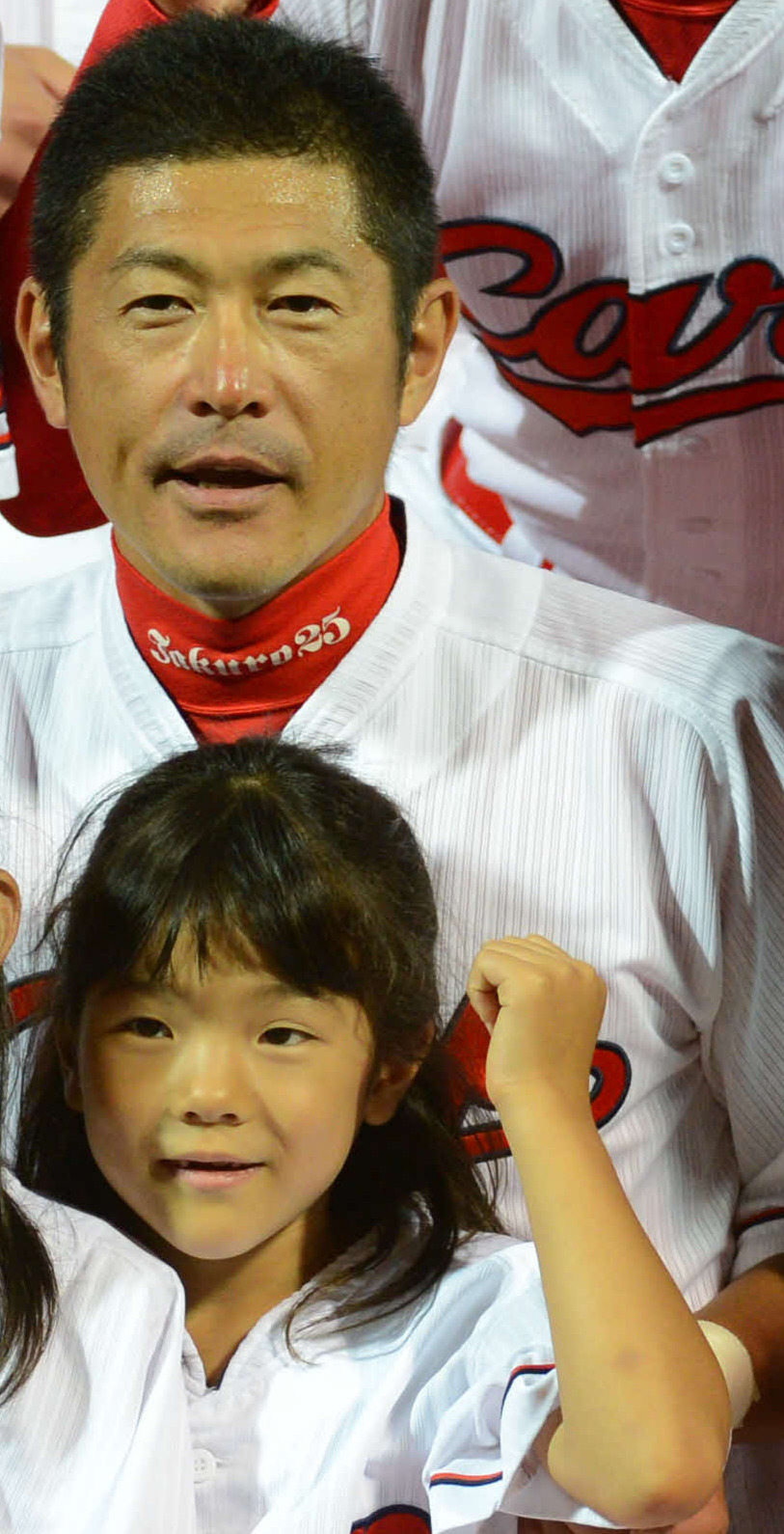 12年9月、父・石井琢朗コーチの引退試合の記念撮影で一緒に写る石井さやか