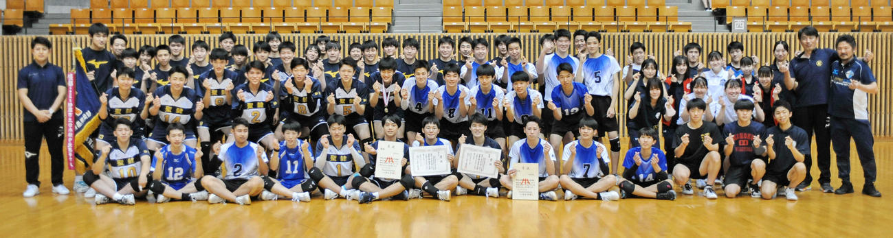 一緒に記念撮影をする聖隷クリストファーと浜松湖北の選手たち　