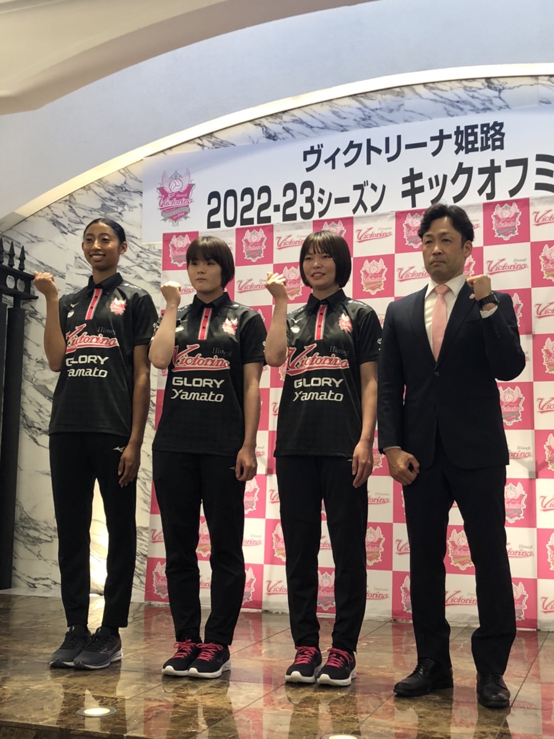 ヴィクトリーナ姫路に加入した（左から）宮部藍梨、古市梨乃、吉崎ひなと安保澄新監督（撮影・益子浩一）2022年5月30日、姫路市内