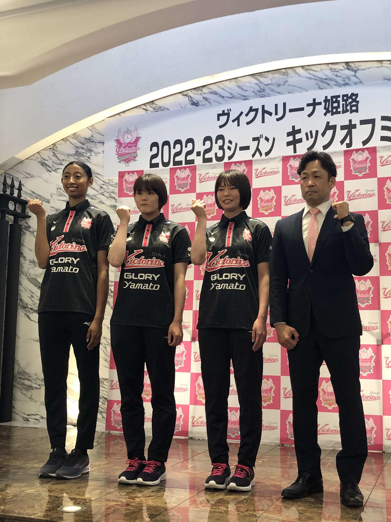 ヴィクトリーナ姫路に加入した（左から）宮部藍梨、古市梨乃、吉崎ひなと安保澄新監督（撮影・益子浩一）2022年5月30日、姫路市内