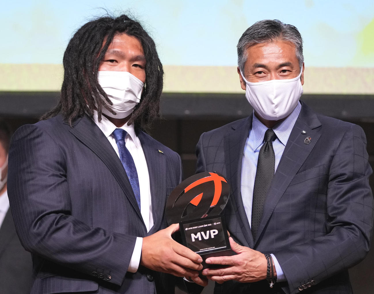 リーグワンの年間表彰式でMVPに輝いた埼玉堀江翔太。右はジャパンラグビーリーグワンの玉塚元一理事長