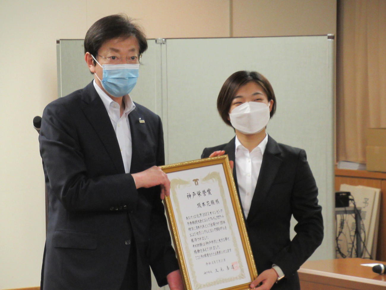 神戸市役所で表彰式に出席した坂本花織。左は久元喜造市長（撮影・益田一弘）