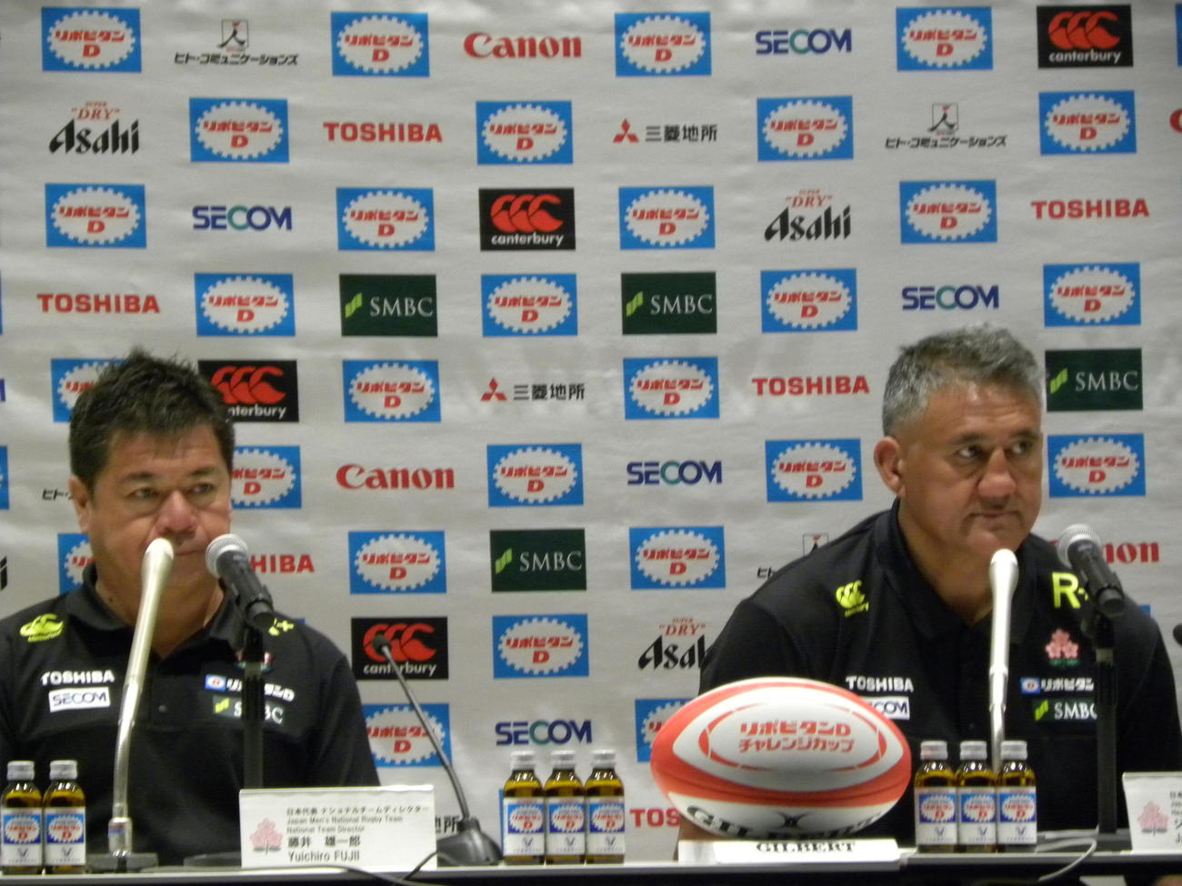 ラグビー日本代表を発表したジェイミー・ジョセフ・ヘッドコーチ（右）と藤井雄一郎ディレクター（撮影・松本航）