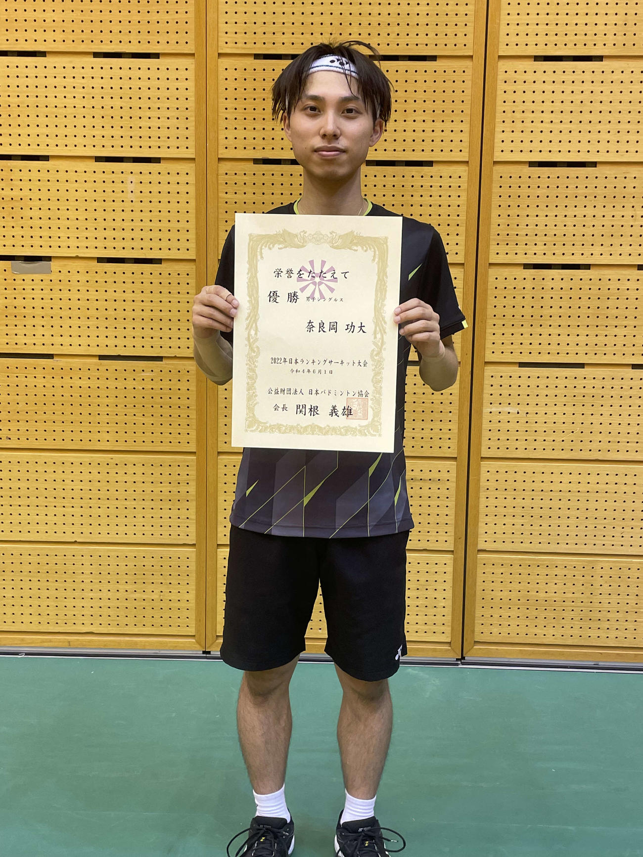 バドミントンのランキングサーキットで初優勝した男子シングルスの奈良岡（撮影・奥岡幹浩）