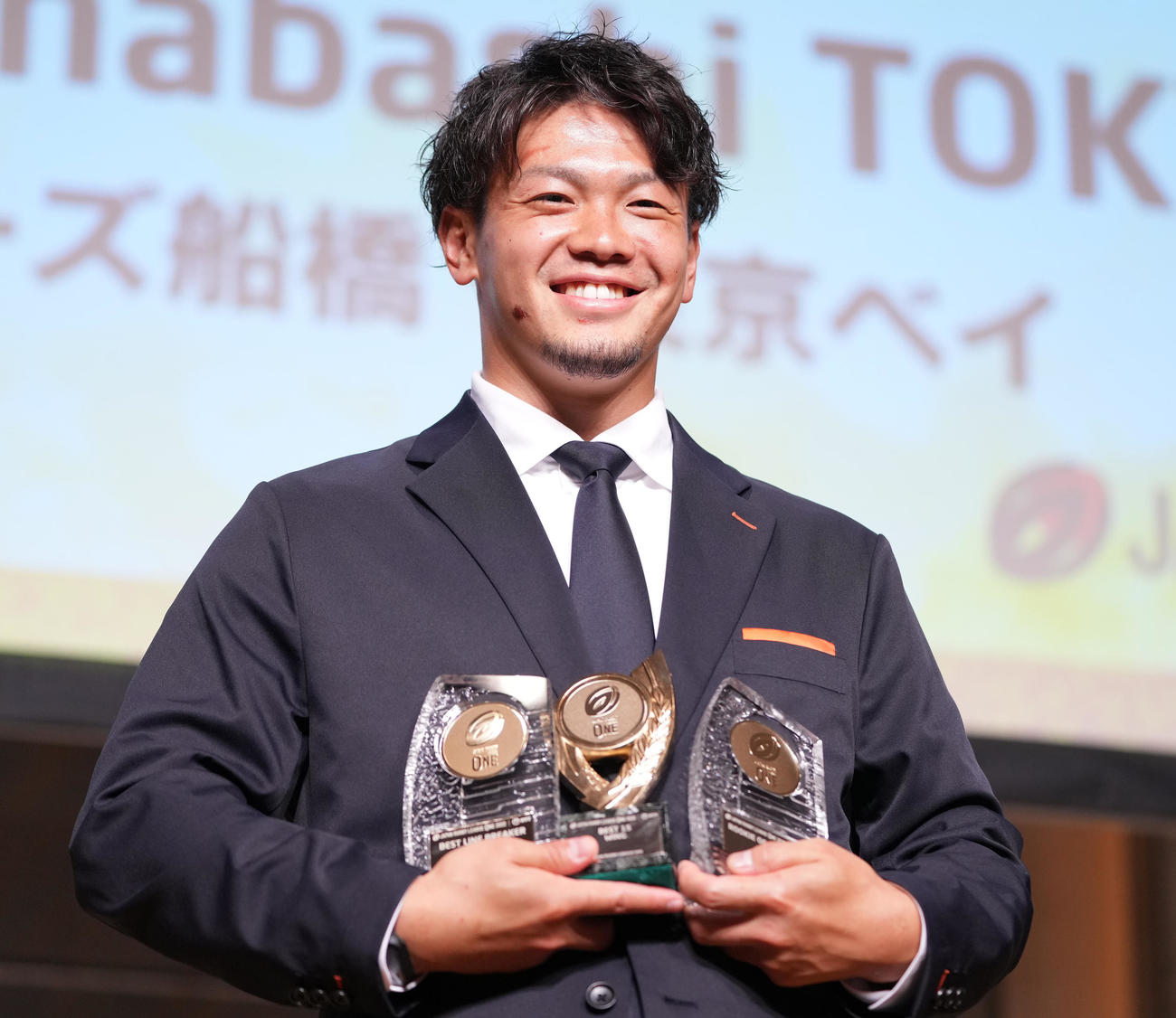リーグワンの年間表彰式でベストフィフティーン、新人賞、ベストラインブレーカーの3冠に輝いた東京ベイ根塚（2022年5月30日撮影）