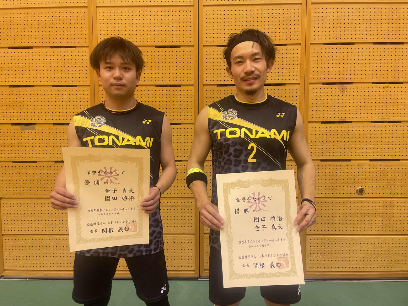 バドミントンのランキングサーキットで優勝した男子ダブルス園田啓悟（右）と金子真大（撮影・奥岡幹浩）