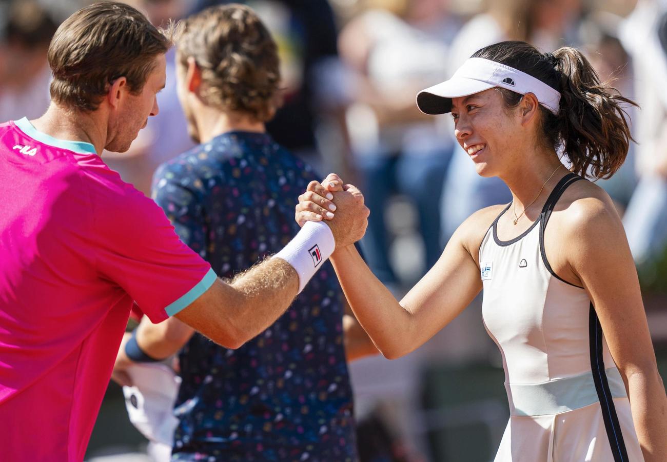 混合ダブルスで決勝進出を決め、相手選手（左）と握手を交わす柴原、コールホフ（奥）組(共同)