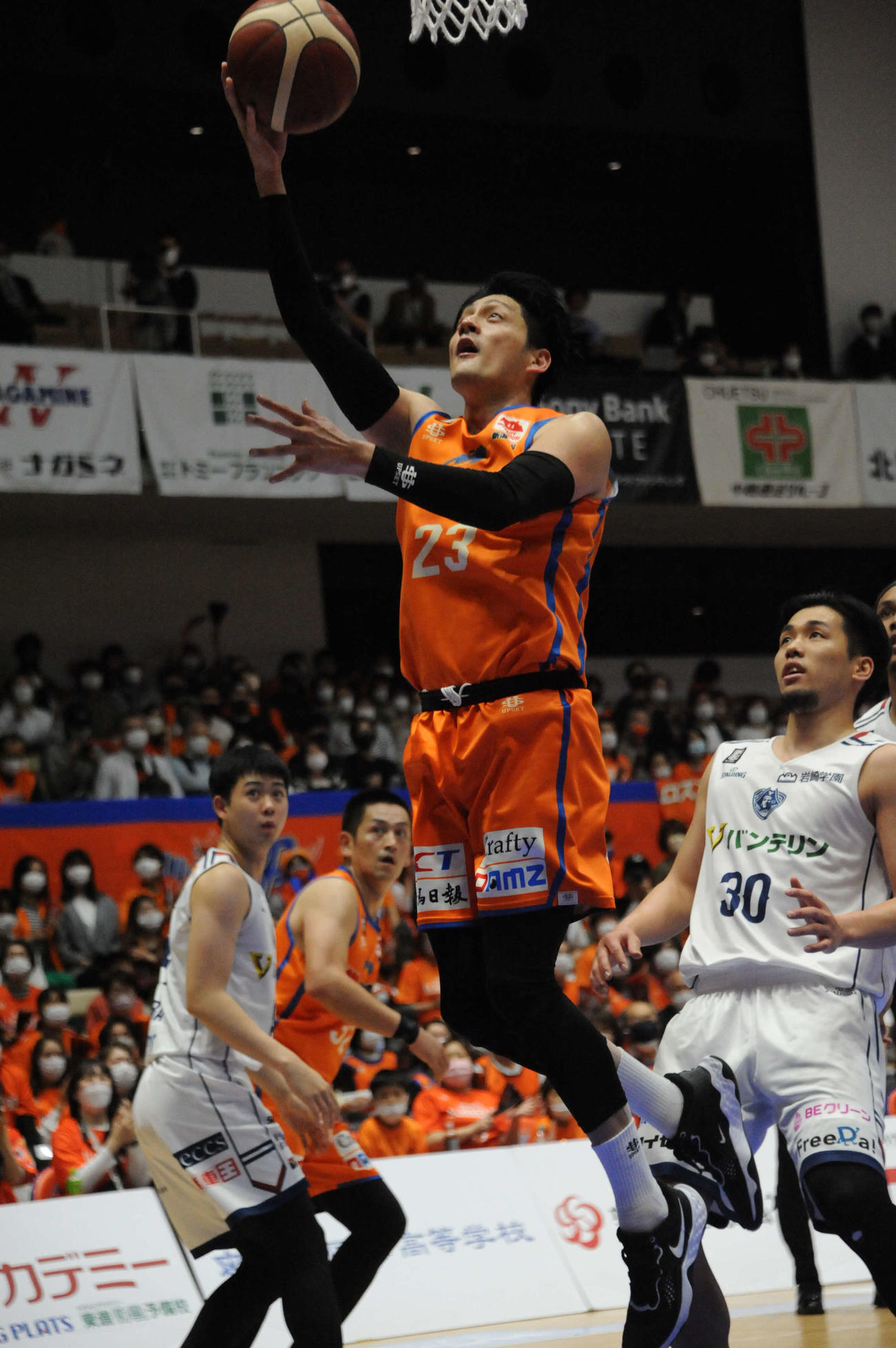 現役最後の試合になった5月8日の横浜BC戦でシュートを決める佐藤