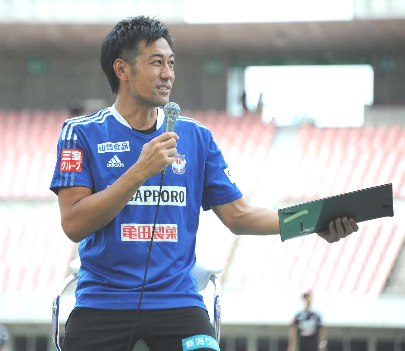 トークショーを行うJ2新潟の営業部・野沢氏（21年8月撮影）