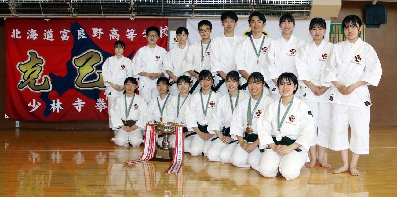 春の全国高校選抜で優勝1、準優勝2、入賞3種目と躍進した富良野少林寺拳法部の選手たち