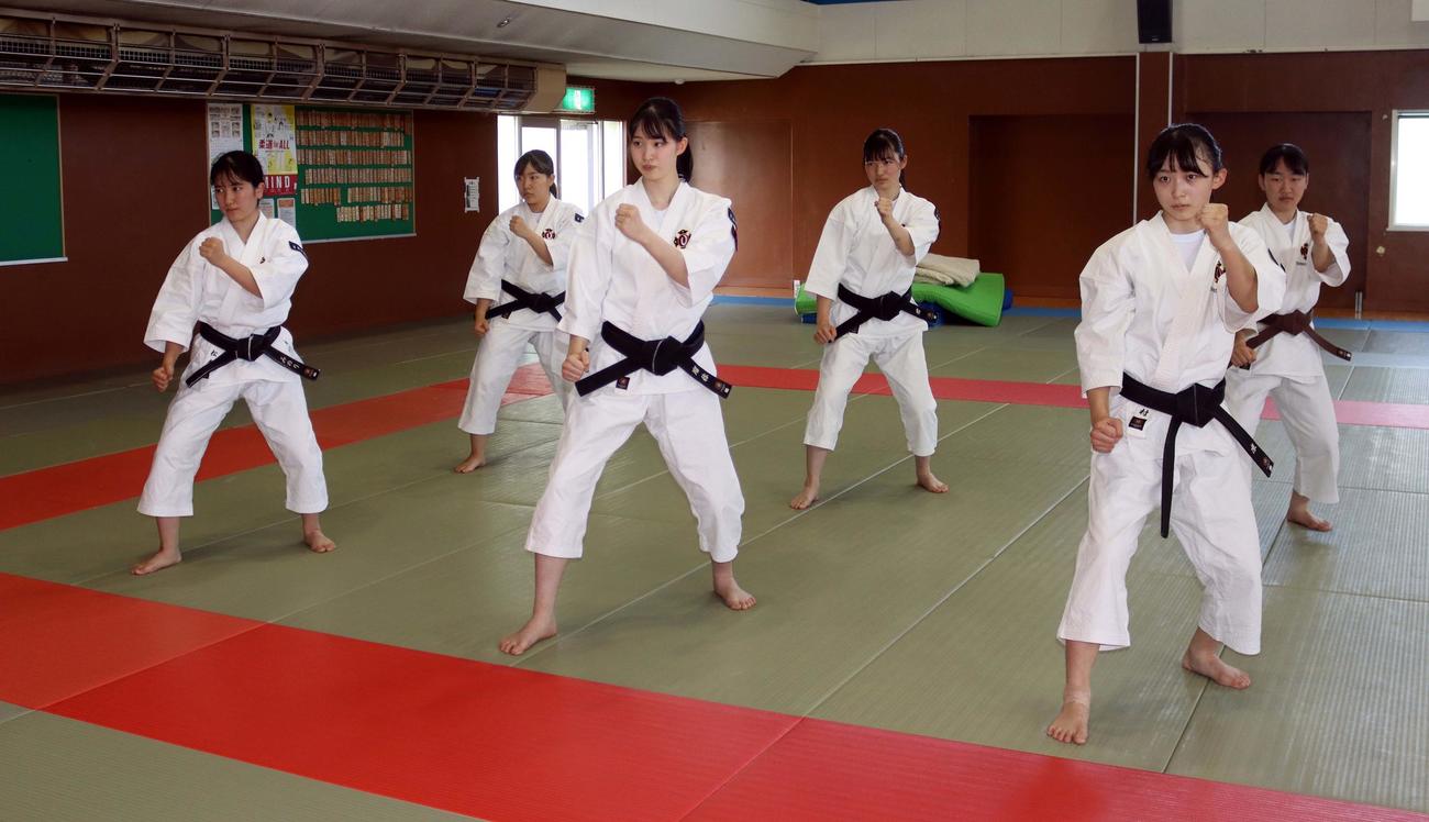 真剣な表情で女子団体演武の練習に励む富良野の選手たち（撮影・永野高輔）