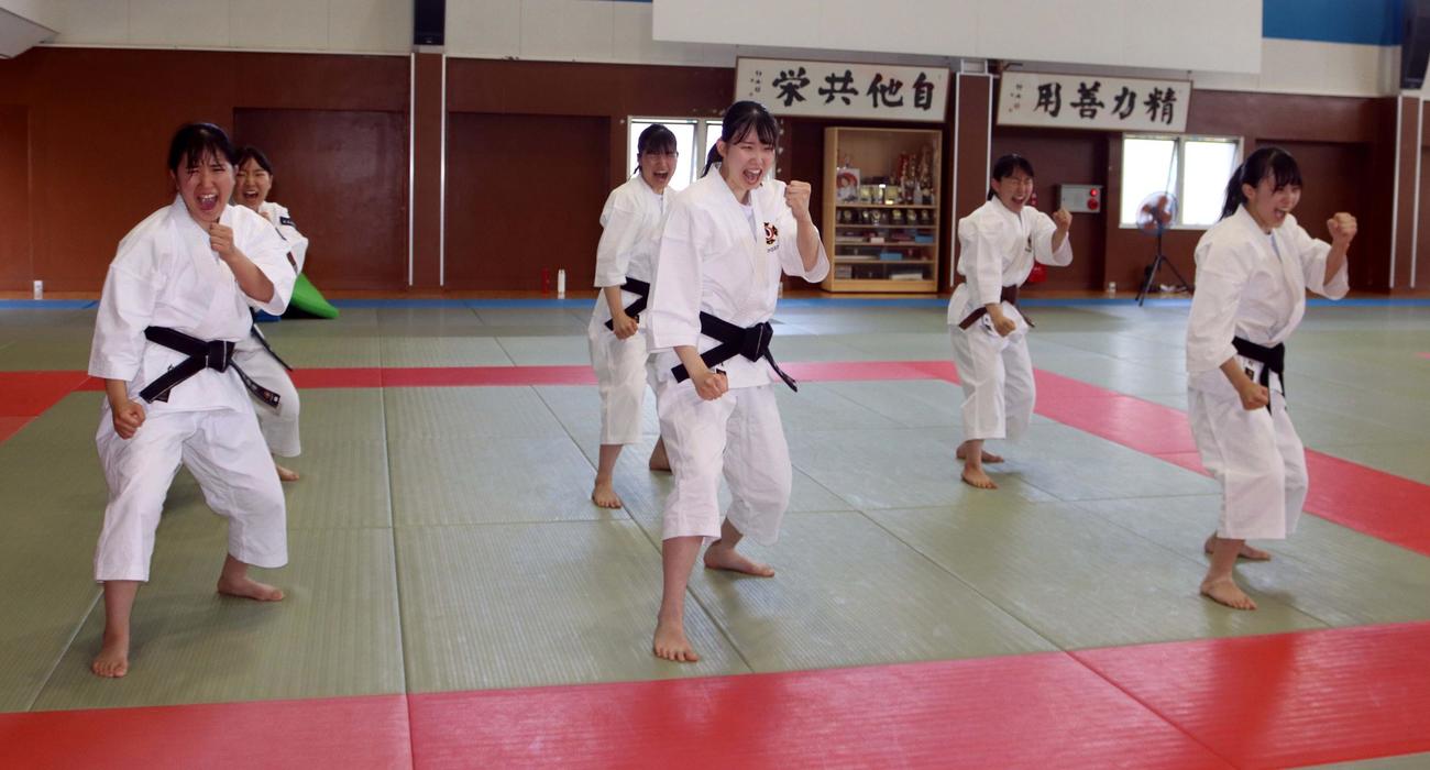気合のこもった表情で女子団体演武の練習に励む富良野の選手たち（撮影・永野高輔）